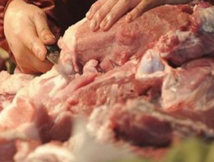 BRĂILA: Bărbați prinși în timp ce transportau carne de porc furată de la o fermă aflată în carantină