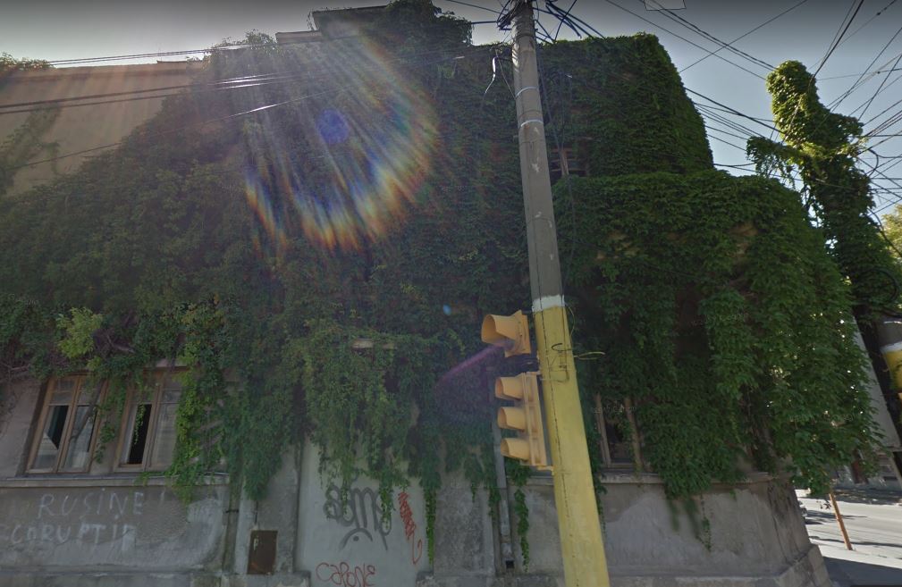CONSTANȚA/FOTO: ”Casa cu iederă” de lângă Teatrul de Stat a fost demolată
