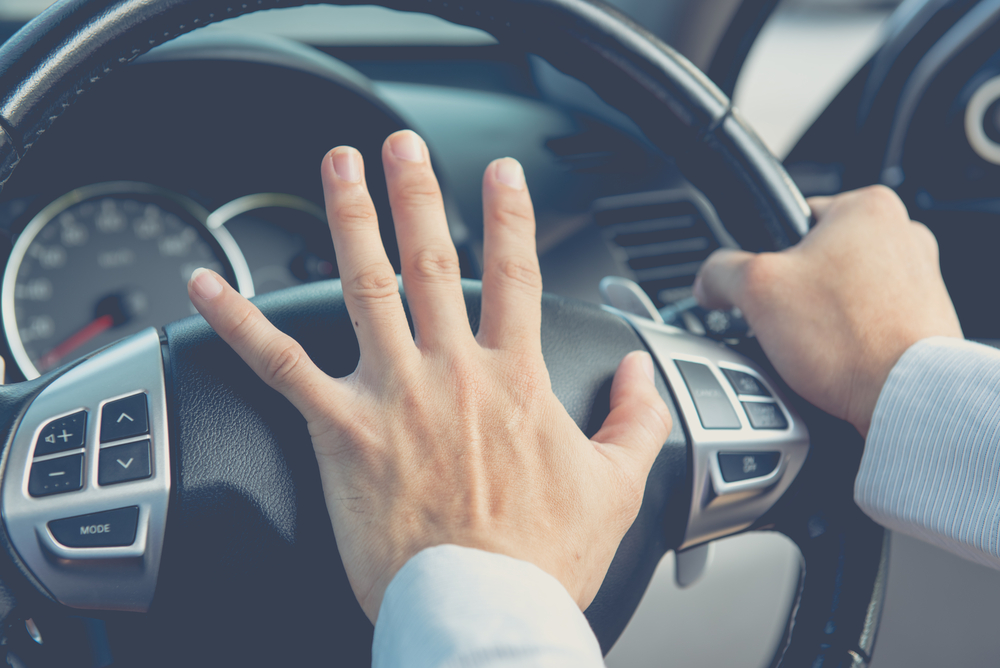 Autoblitz: Cum se foloseşte corect claxonul
