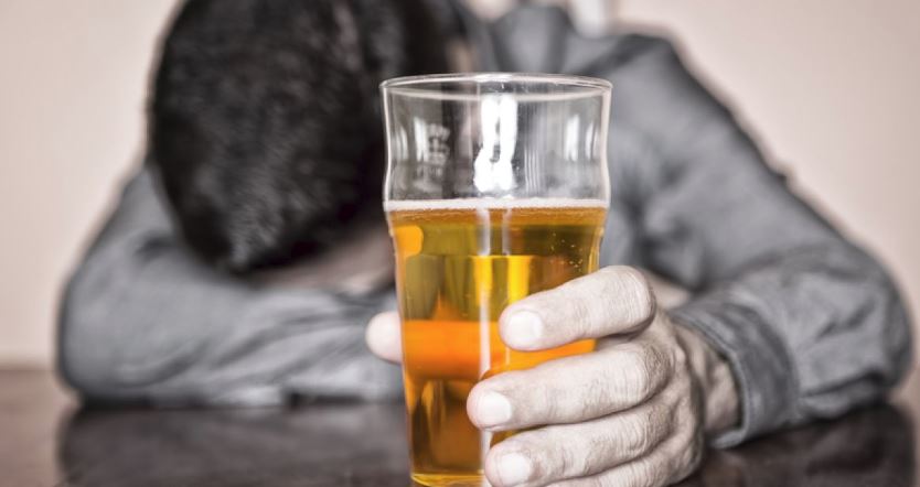 Chiar şi un pahar de alcool pe zi creşte riscul îmbolnăvirilor
