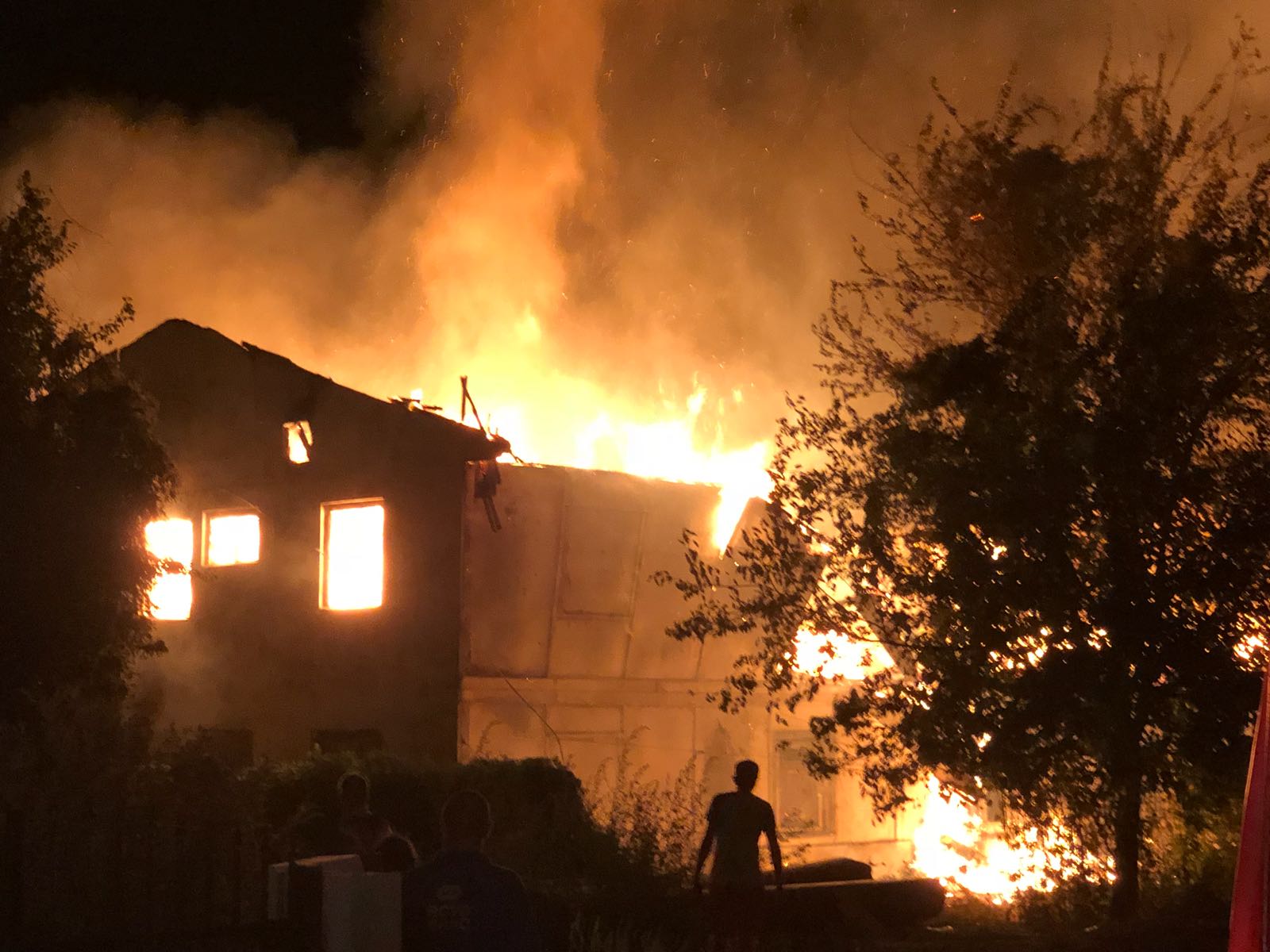 Incendiu devastator la un ansamblu de locuinţe sociale din Cernavodă (VIDEO)