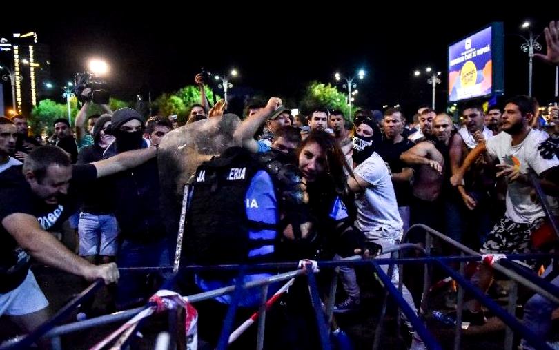 Cei doi bărbaţi care au agresat jandarmii în Piaţa Victoriei, arestaţi preventiv