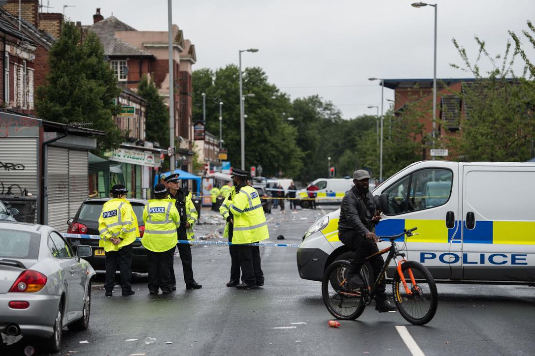 Marea Britanie: Zece persoane spitalizate după focuri de armă la Manchester