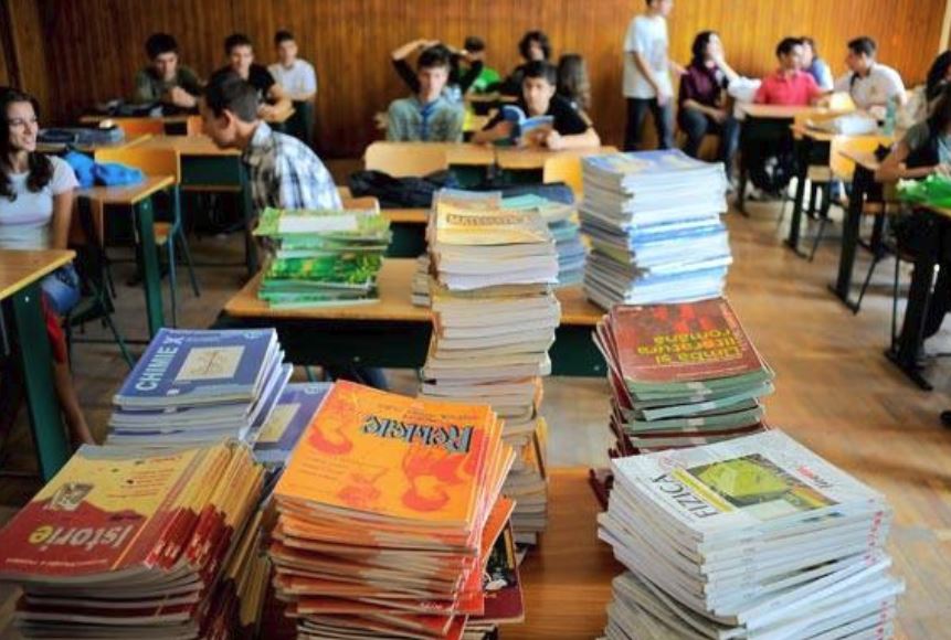 Ministerul Educației renunță la manualul unic