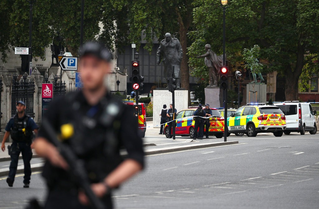LONDRA: O mașină a lovit bariera de securitate din fața Parlamentului. Mai multe persoane au fost rănite