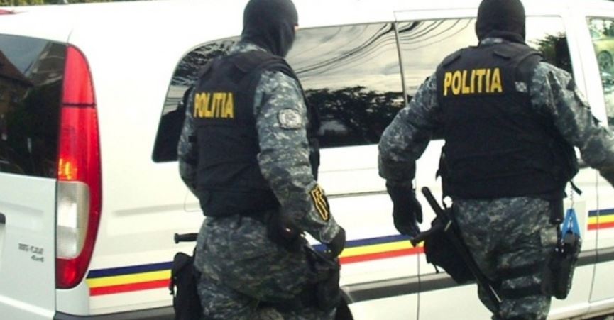 PERCHEZIȚII la locuința unui bărbat suspectat că practică ilegal STOMATOLOGIA