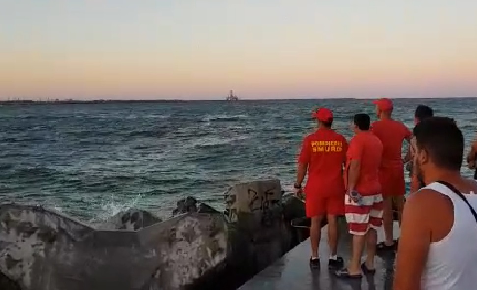 Bărbat în stop cardiac, adus de valuri pe plaja de la Neptun