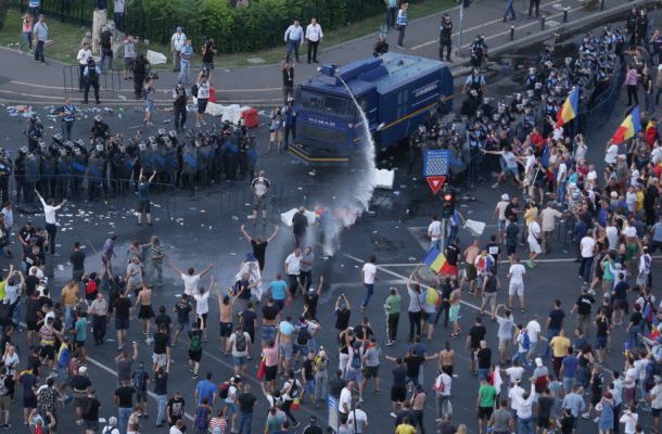 Jandarmeria Română: 70 de persoane, dintre care 11 jandarmi, au ajuns la spital, după violenţele din Piaţa Victoriei