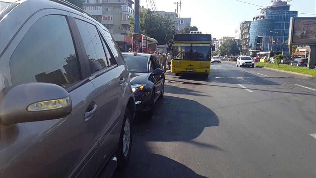 Nu mai e de glumă! Lași mașina în stația de autobuz, iei amendă