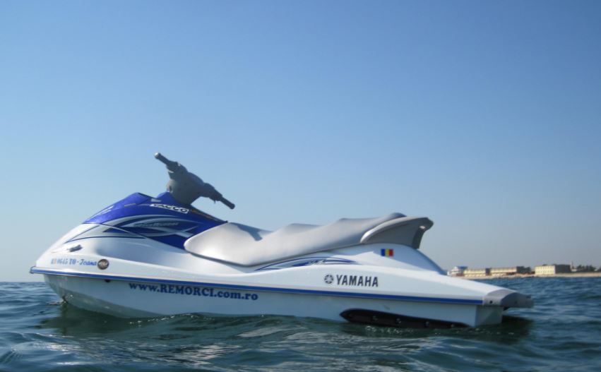 MAMAIA: Două persoane rănite, după ce skijetul pe care se aflau s-a lovit de stabilopozi