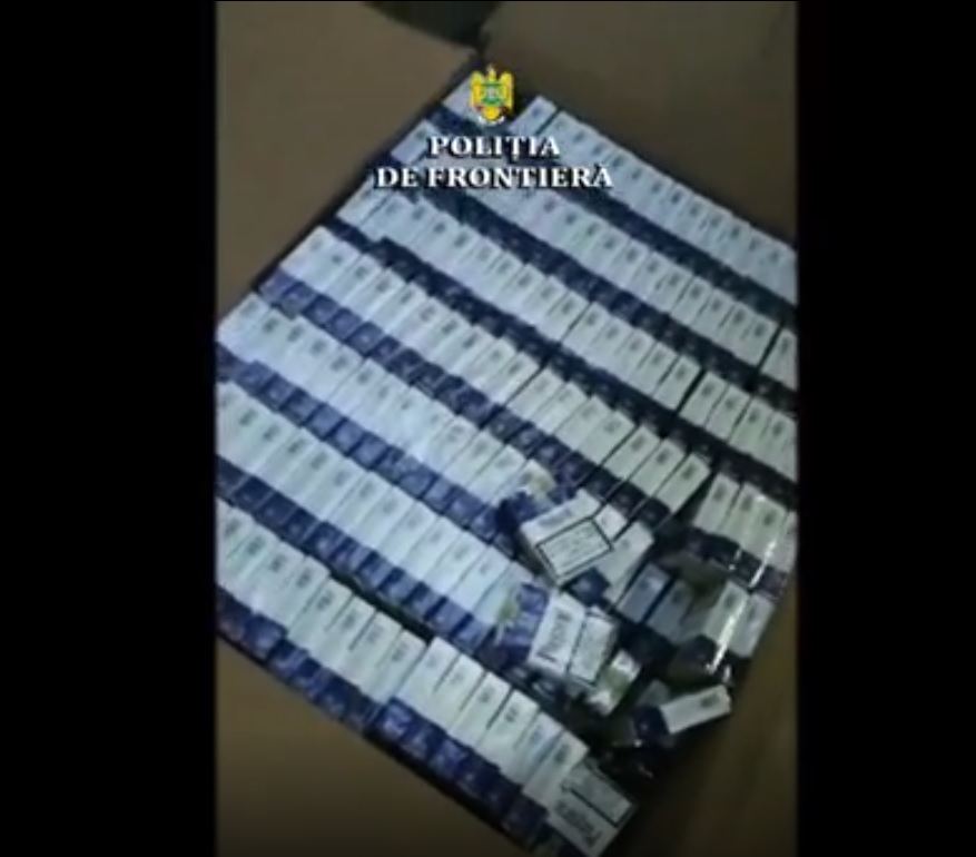 VIDEO: Zeci de mii de pachete cu ţigări ascunse într-un camion, descoperite în P.T.F. Ostrov