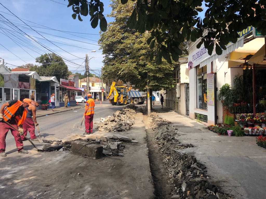 A început reabilitarea trotuarelor pe strada Ștefan Mihăileanu