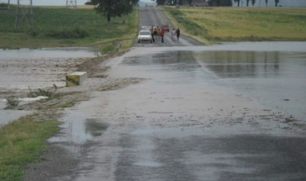 JUDEȚUL TULCEA: Trafic oprit la ieșire din comuna Horia. Mai multe mașini sunt blocate