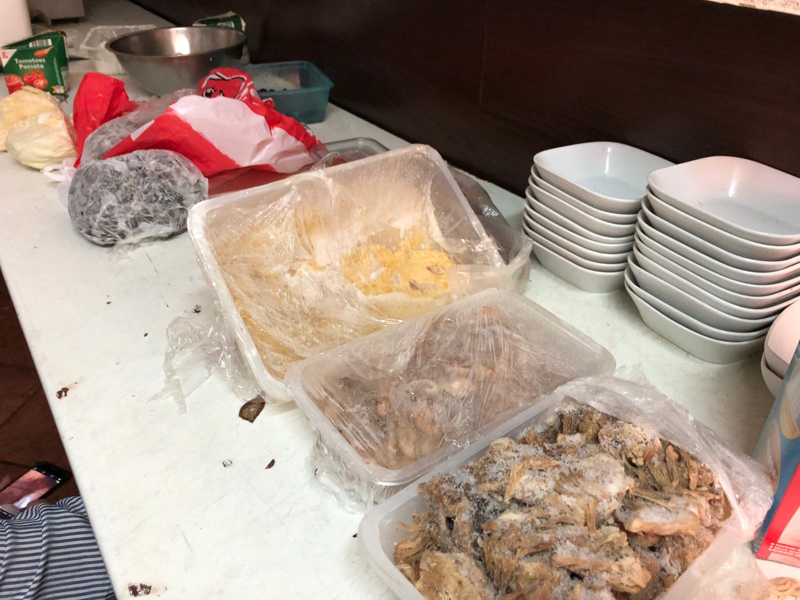 VIDEO/FOTO: Restaurant și terasă invadate de gândaci. Patronul ambelor locații amendat de comisarii OPC Constanța