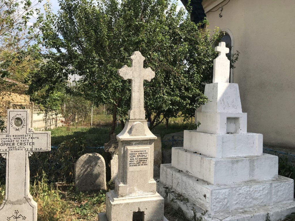 FOTO: Crucile eroilor de război din Corbu sunt refăcute de voluntari