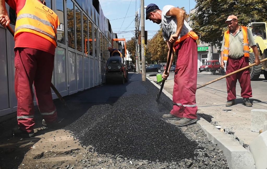Trotuarele de pe str. Ștefan Mihăileanu, din Constanța, au intrat în reparații