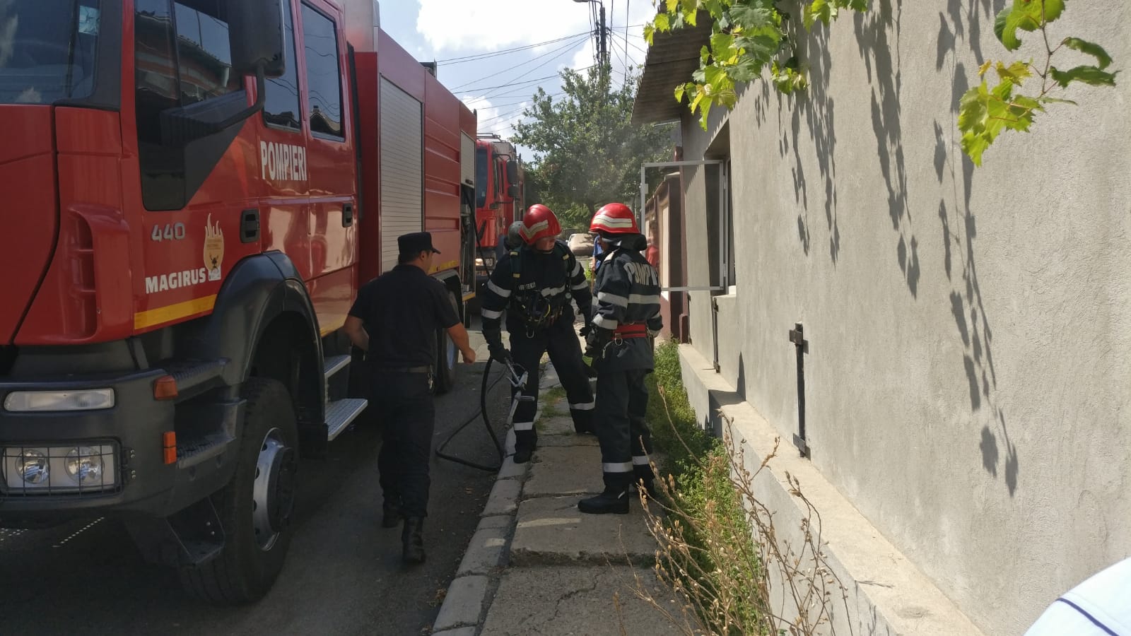 Incendiu în casa unei familii din Tulcea. Două persoane au necesitat asistență medicală