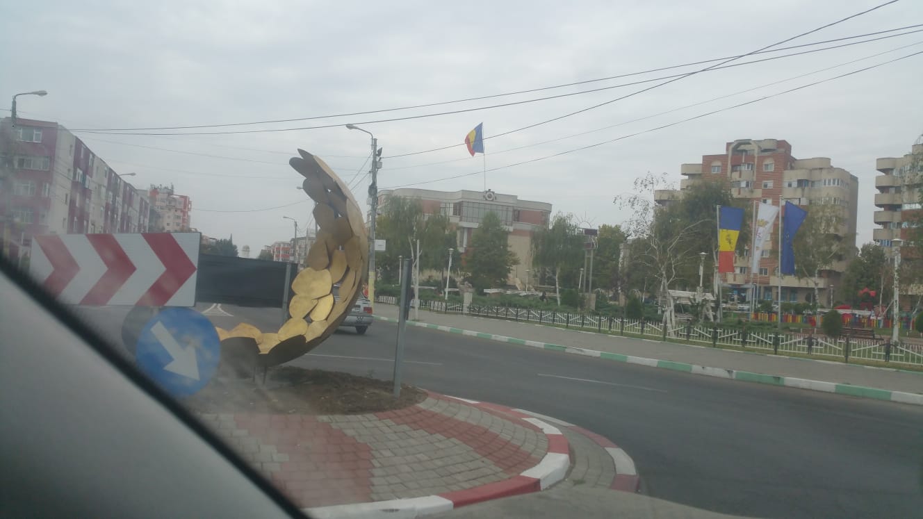 O scoică și o perlă au răsărit într-un sens giratoriu din Năvodari (foto)