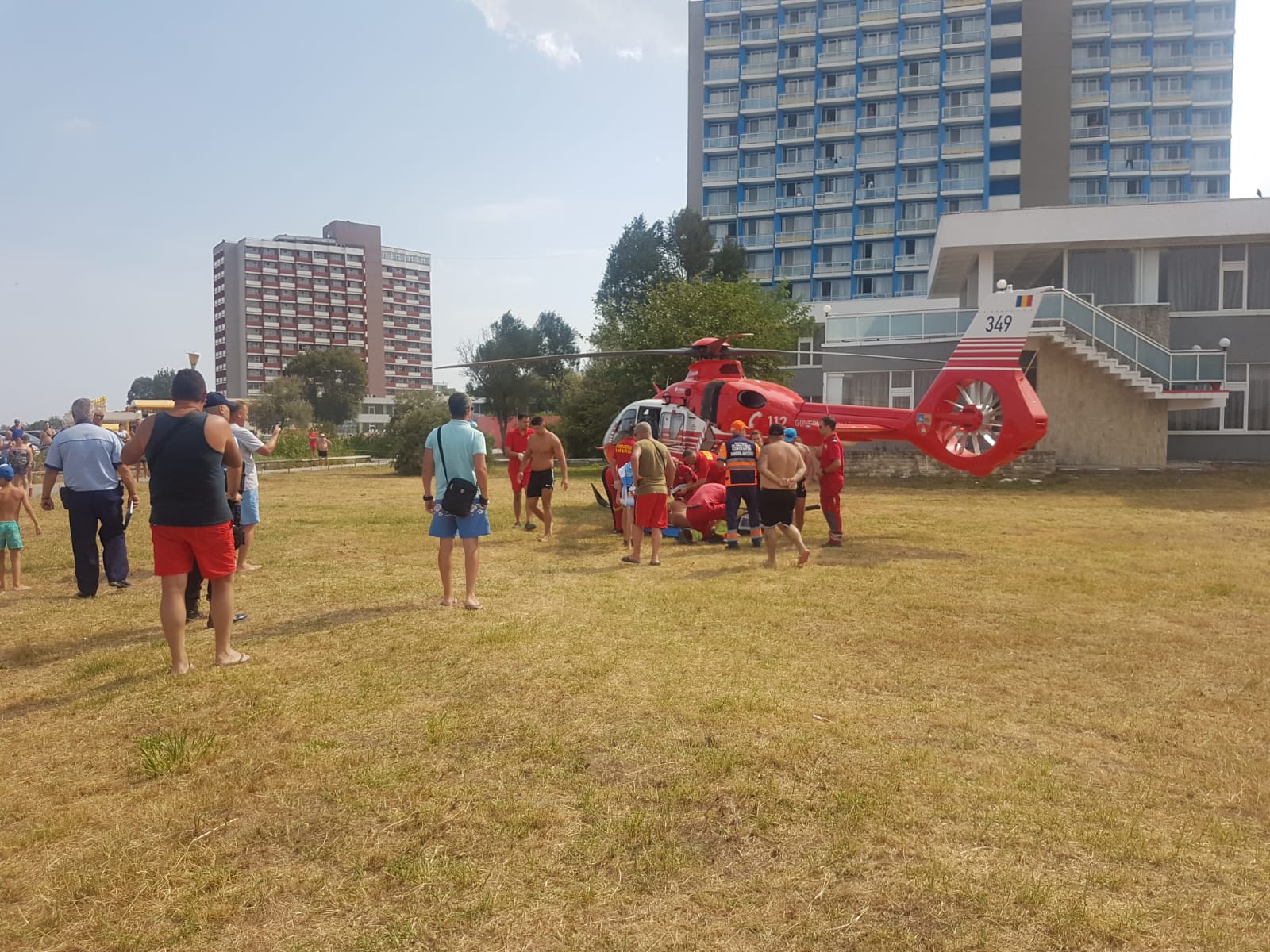 SATURN: Turist preluat de elicopterul SMURD după ce a fost scos inconștient din valurile mării