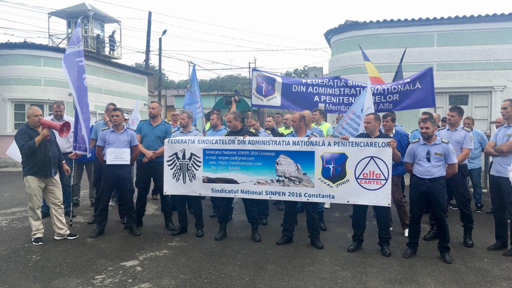 Zeci de angajaţi de la Penitenciarul POARTA ALBĂ protestează în această dimineață