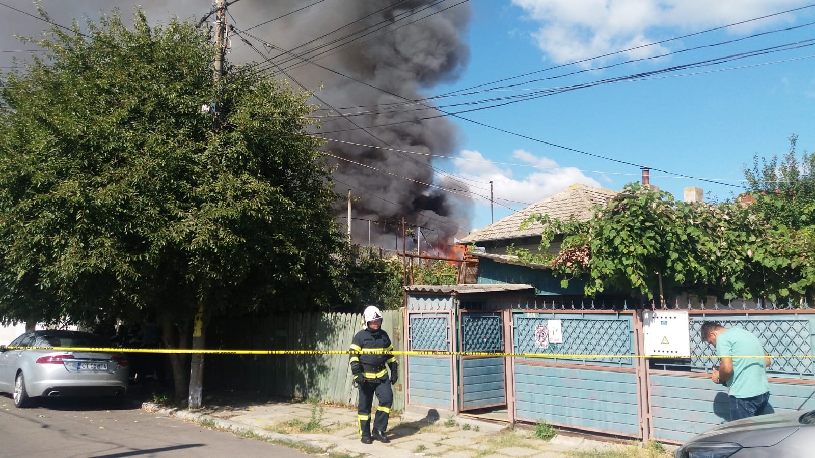 CONSTANȚA: Pericol de reaprindere la incendiul de pe strada Pescăruș. Pompierii intervin