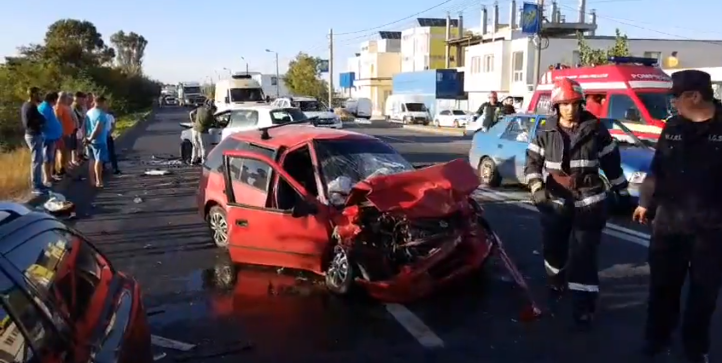 EFORIE: Impact violent între trei autoturisme. O persoană a rămas încarcerată (VIDEO)