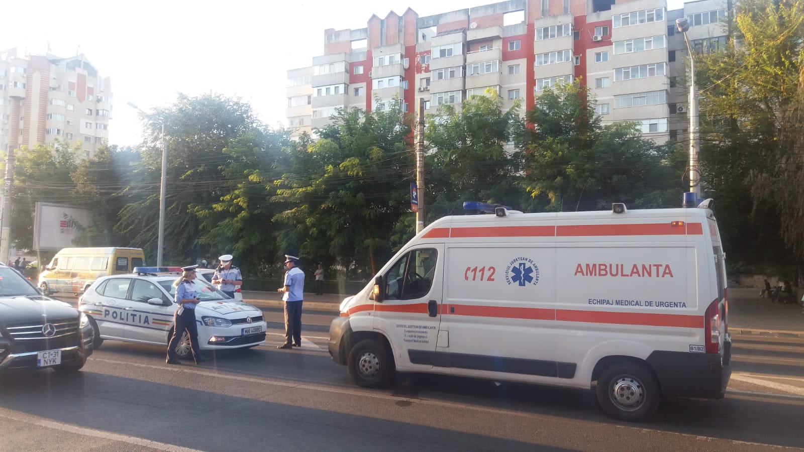 Pieton neatent, rănit de o ambulanță aflată în misiune