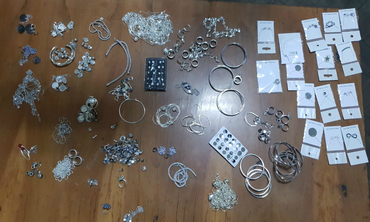 Un kilogram de bijuterii, fără documente legale, confiscate de poliţiştii de frontieră de la Vama Veche