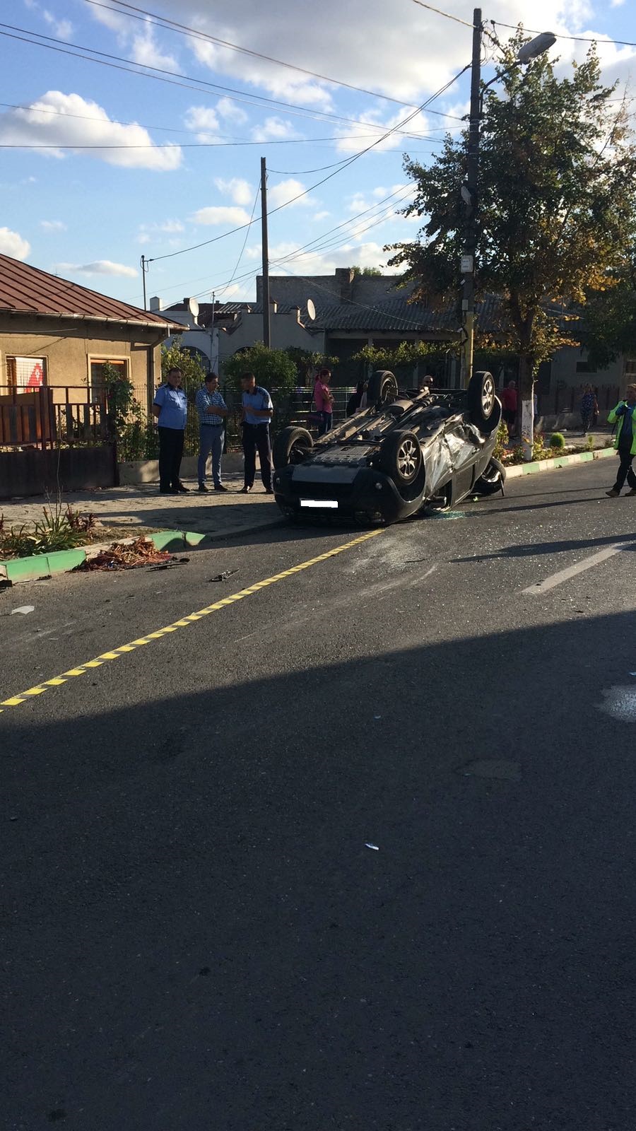 Mașină răsturnată în urma unui accident pe o stradă din Techirghiol. A intervenit descarcerarea