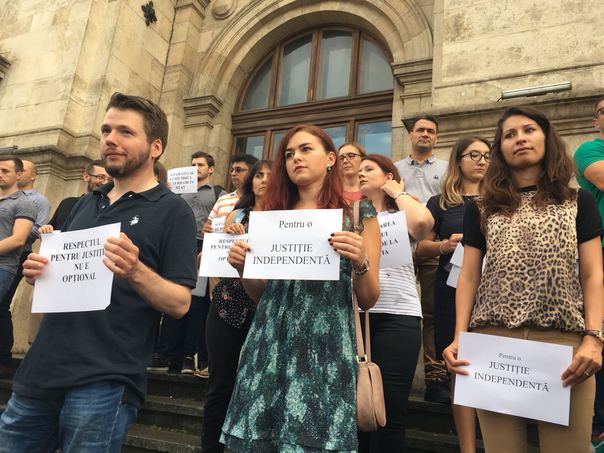 Protest al magistraţilor din toată ţara pe treptele Curţii de Apel Bucureşti: „Justiţia e sub asalt!“