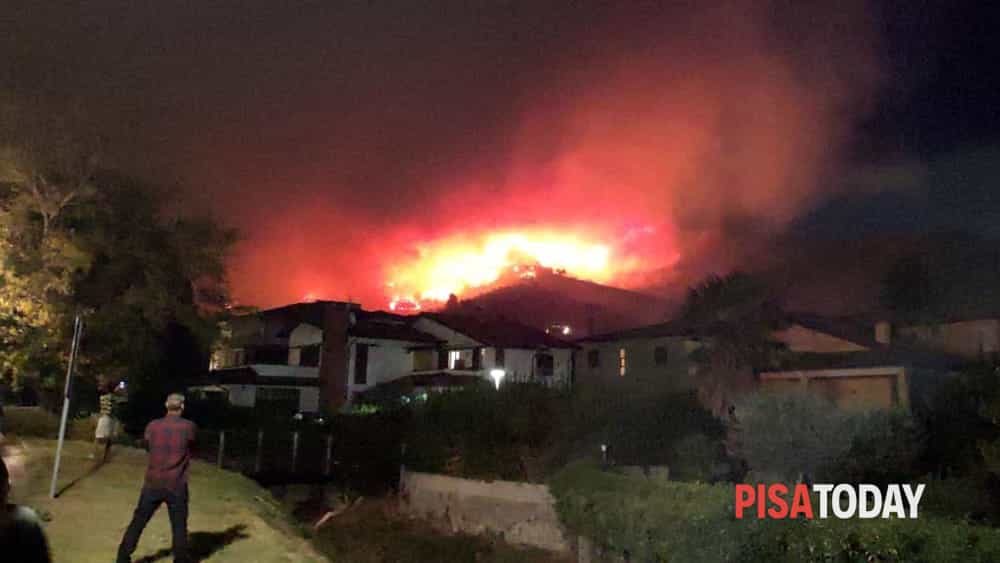 Incendiu de proporţii în Toscana, sute de persoane evacuate