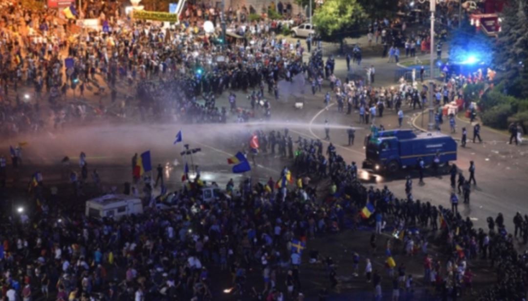 Dosarul 10 august | Membrii comunității Declic protestează astăzi în Piața Victoriei față de modul în care s-a realizat anchetarea violențelor