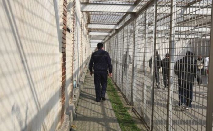 Peste 2.000 de telefoane mobile, descoperite în penitenciare în primele zece luni