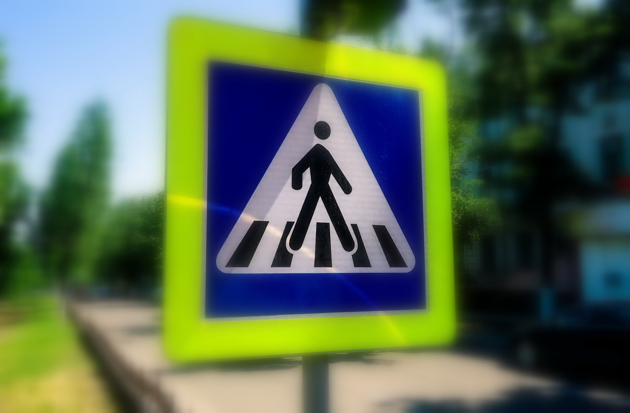 Ce obligaţii au PIETONII atunci când circulă pe drumurile publice?