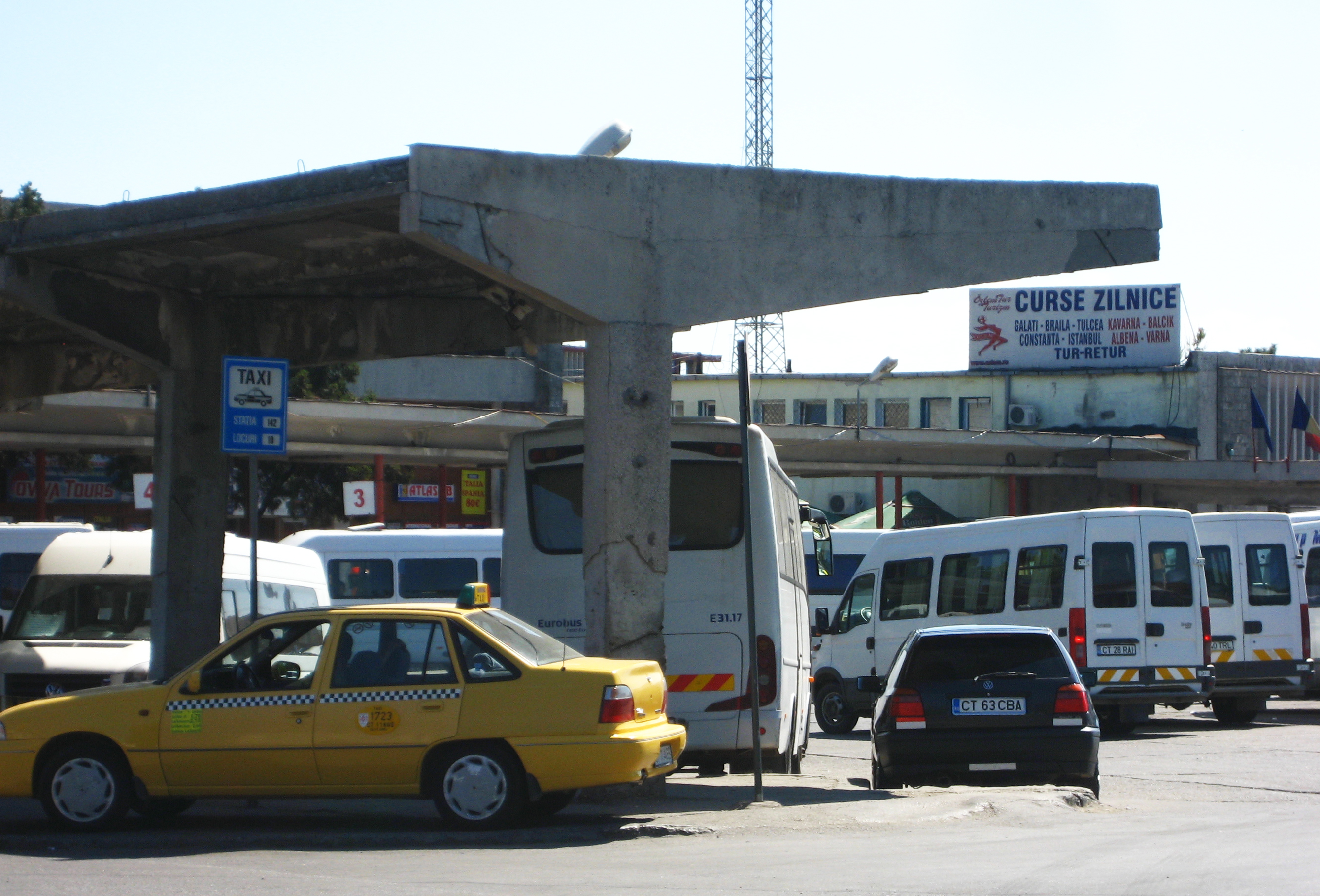 CONSTANȚA: Autovehiculele de transport persoane, verificate de polițiști. Sancțiuni în valoare de 250.000 de lei