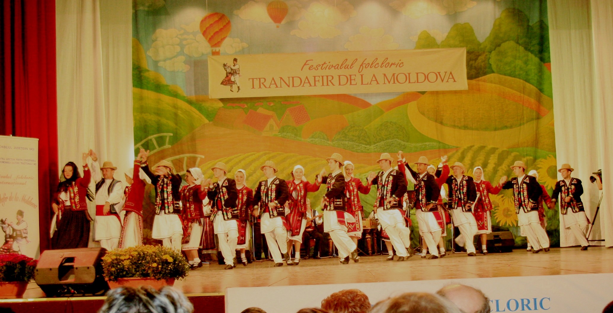 Ansamblul „Baladele Deltei”, la Festivalul folcloric internațional „Trandafir de la Moldova”