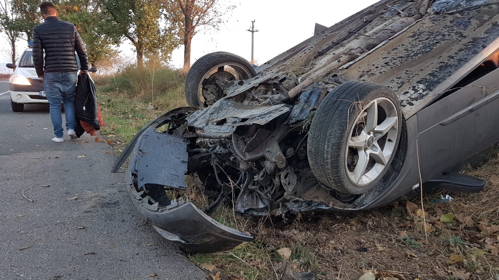 Accident în județul Tulcea: Un șofer băut s-a răsturnat cu mașina, după ce a lovit un copac