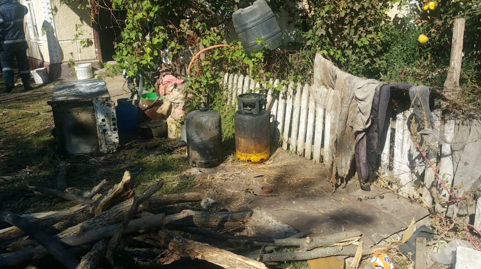 TULCEA/FOTO: Incendiu la o casă. Pompierii au scos două butelii cu gaz