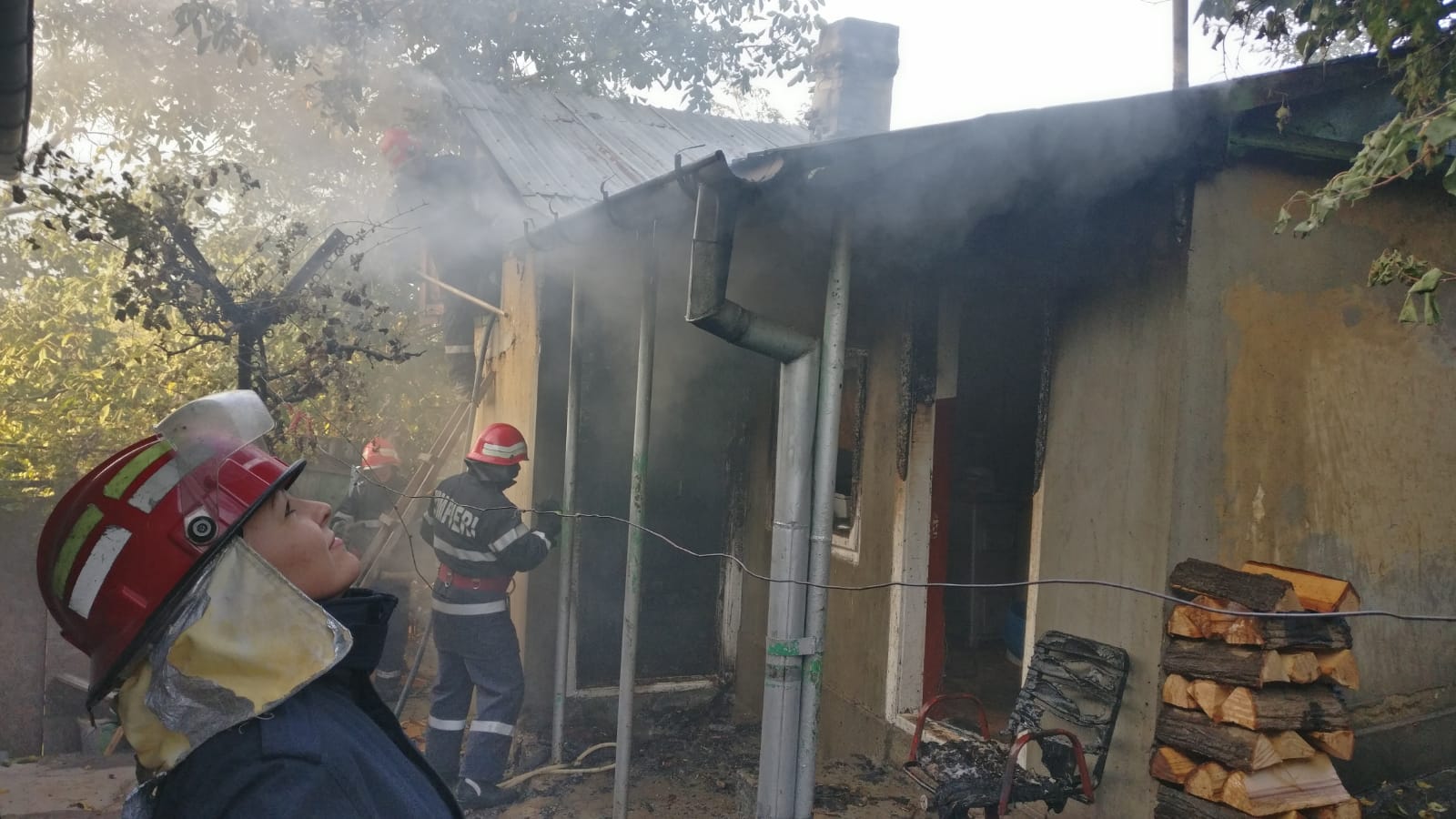 Anexă gospodărească mistuită de flăcări la Tulcea (foto)