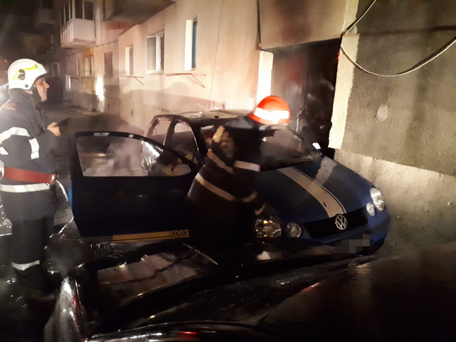 UPDATE | Mașină în flăcări pe o stradă din Babadag (foto)