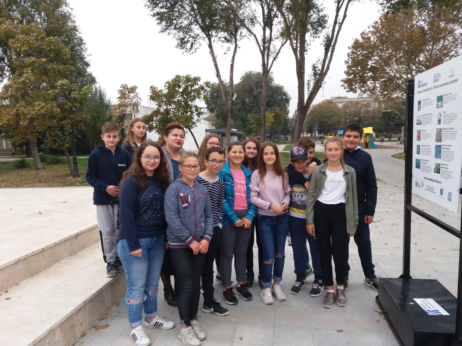 „Istoria românilor în 100 de momente esențiale“ | Elevii de la Nicolae Bălcescu, încântați de expoziția dedicată Centenarului