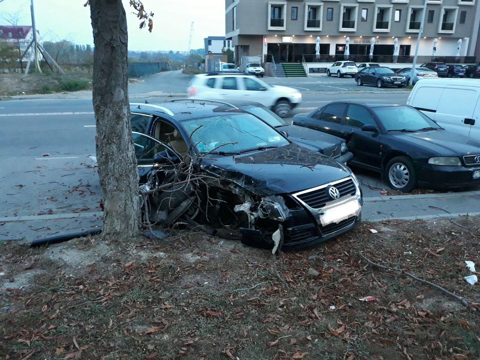 Carambol pe bulevardul Aurel Vlaicu: Trei oameni la spital și trei mașini avariate. Șoferul era băut (foto)