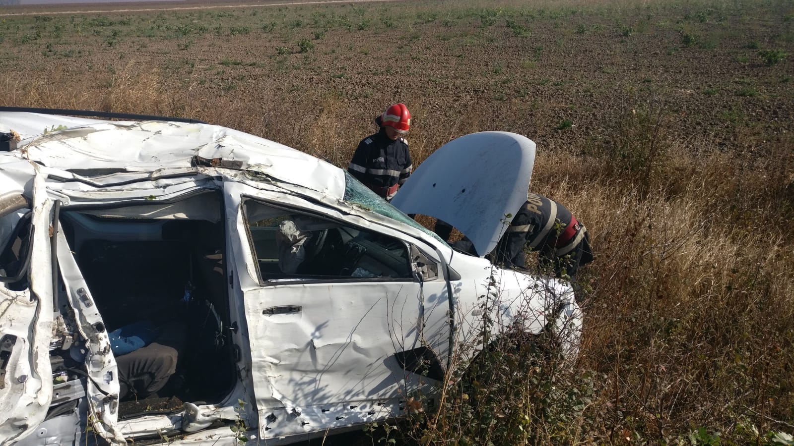 Două victime după ce o mașină s-a izbit de un copac pe DN 22A Cataloi – Nalbant (foto)