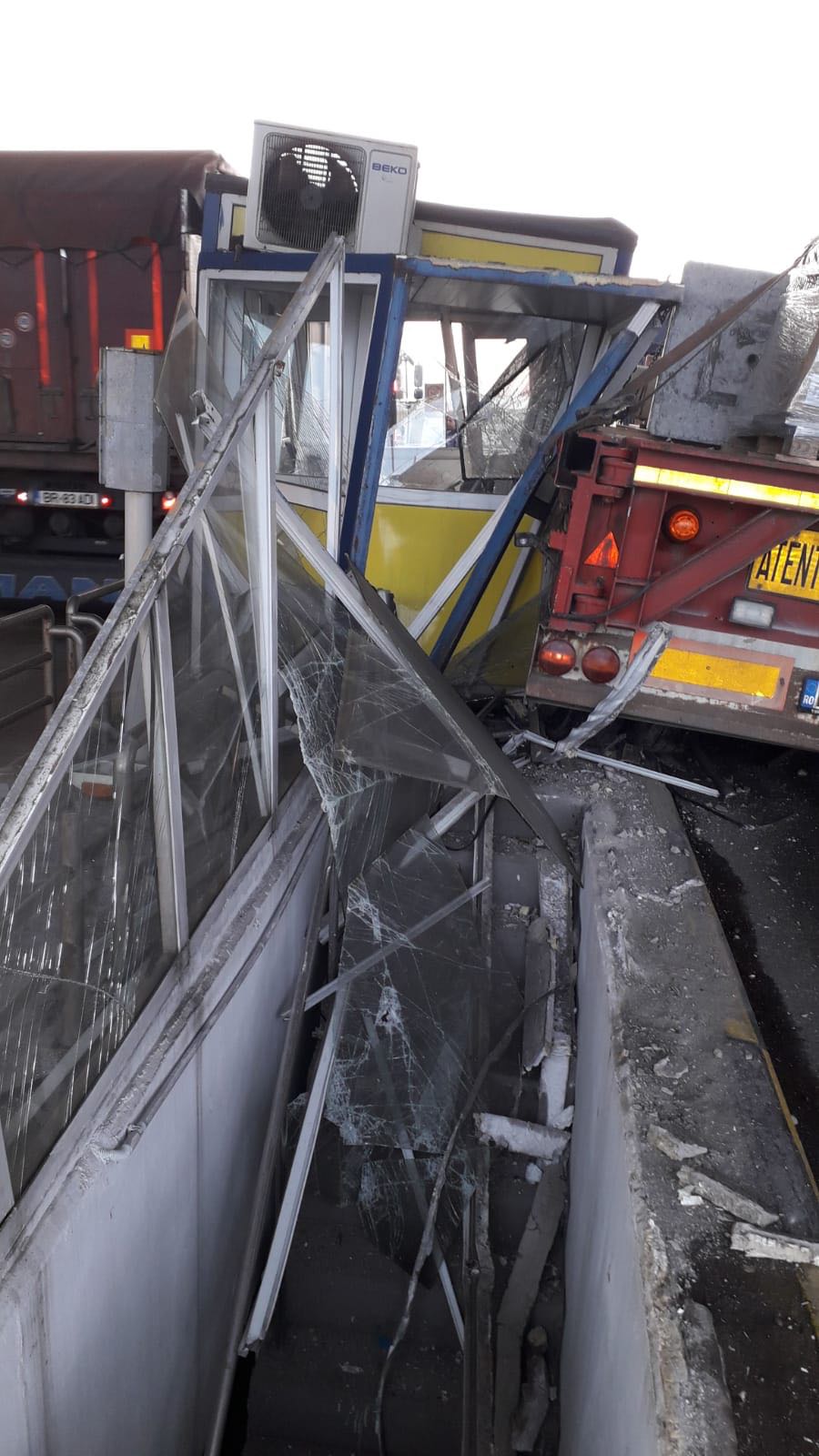 Accident la stația de taxare de la Fetești: Un vehicul cu gabarit depășit a ras totul în cale (foto+video)