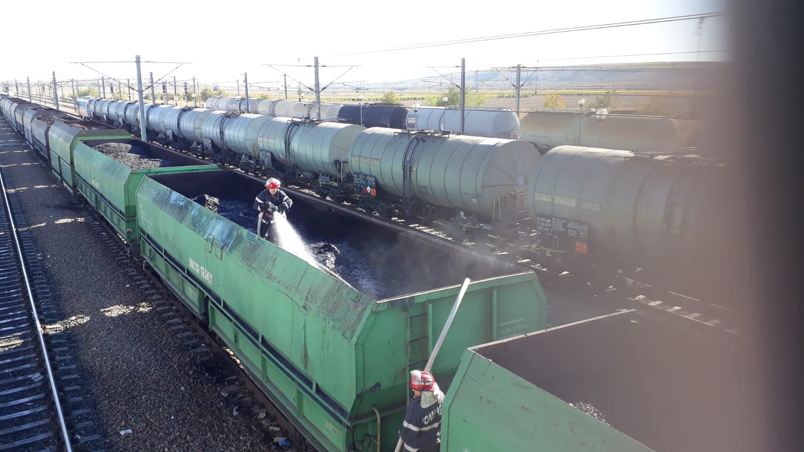 ISU „Dobrogea“: Cinci vagoane ale unui tren încărcat cu cărbuni, cuprinse de flăcări în gara Dorobanțu