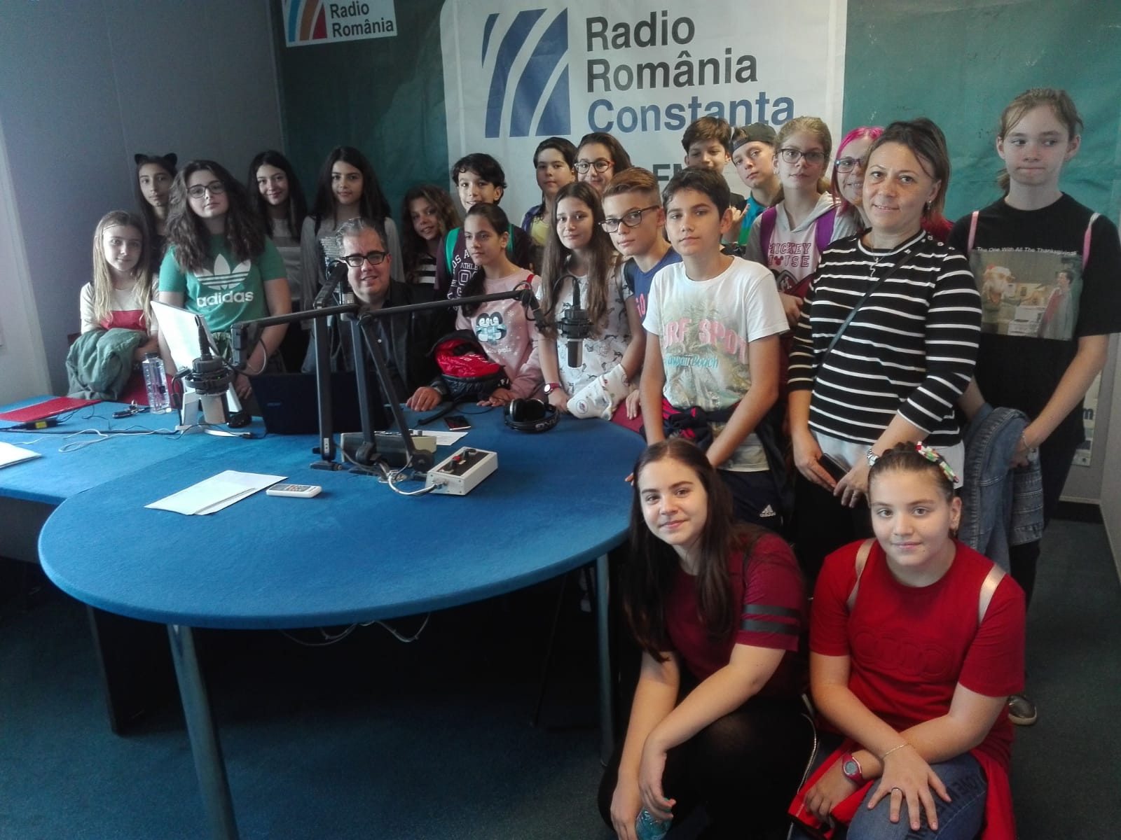 ȘCOALA ALTFEL | Elevi ai Școlii Gimnaziale „Mihai Viteazul“, în vizită la Radio Constanța