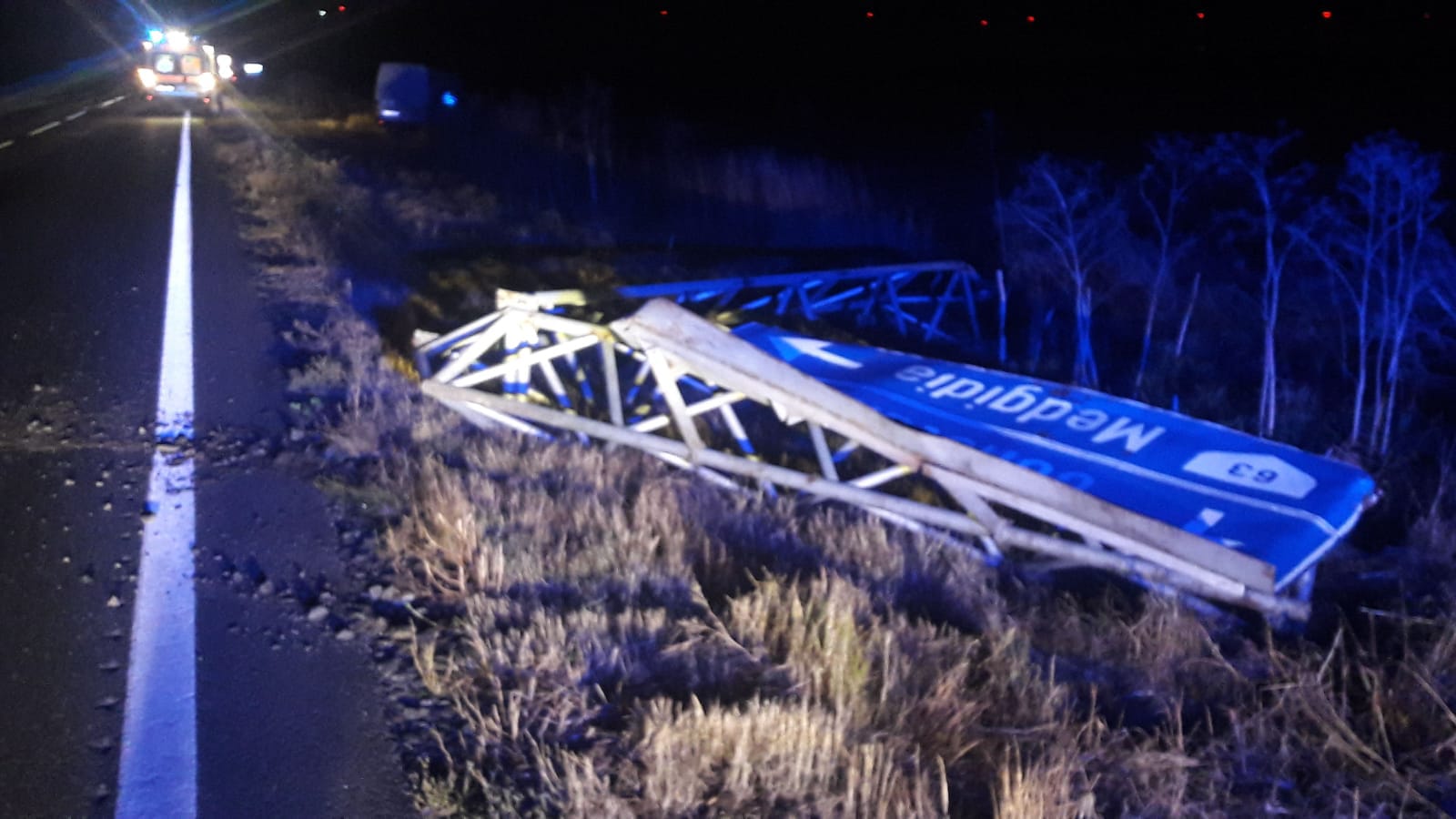 CONSTANȚA: Accident în apropiere de Gălbiori. Indicator rutier pus la pământ de o autoutilitară FOTO