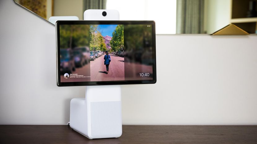 Facebook a lansat Portal, un dispozitiv pentru apeluri video
