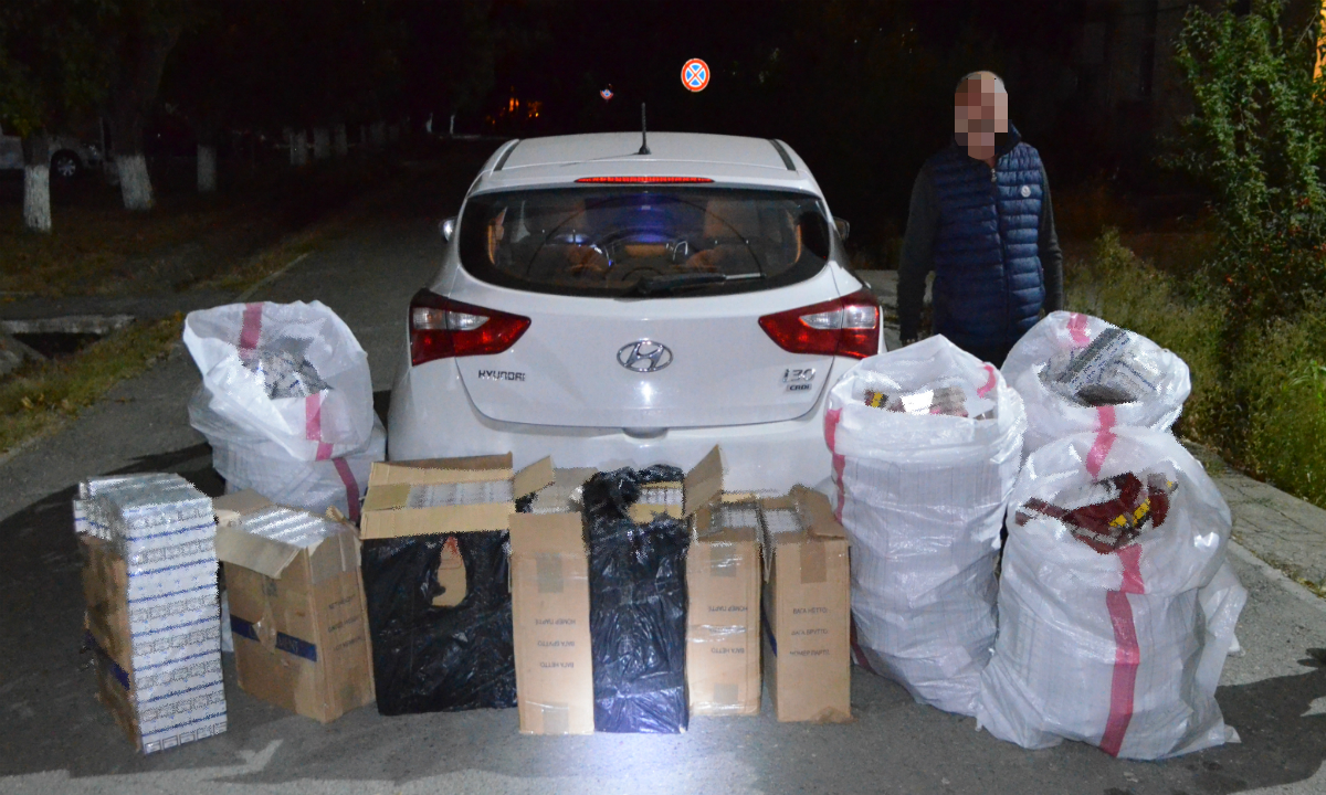 Peste 10.000 de pachete cu țigări de contrabandă, ridicate de polițiștii de frontieră. Trei persoane au fost arestate FOTO