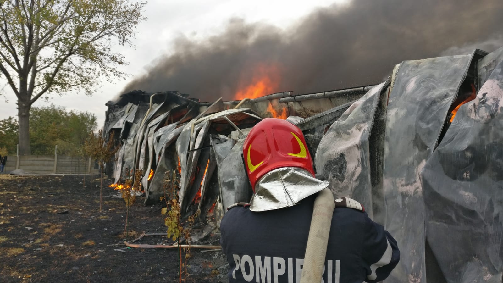 FOTO: INCENDIU puternic la o fabrică de TEXTILE din județul TULCEA